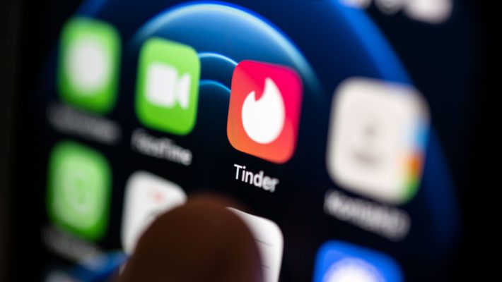 Tinder отмечает Месяц гордости